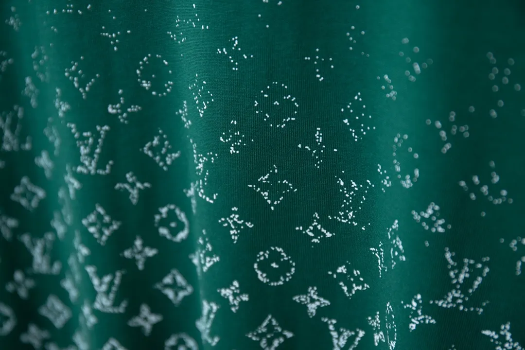 🅿️180 High-quality Lv 2025 early spring new style, MONOGRAM presbyopic gradient short-sleeved T-shirt, which uses digital printing technology to render pixel light and shadow for the Monogram gradient pattern. Its silk-screen texture and knitting effect complement each other, and the logo hardware is customized on the side. Synchronized with the official website, pure cotton fabrics at the counter! Comfortable against the skin, durable and easy to wear, meticulous original craftsmanship, custom-made 260g vat-dyed fabric, very comfortable to the touch, latest brick cabinet synchronization, OS off-shoulder version, fashionable and individual, super versatile and good-looking, very suitable for both men and women, must-have style, hang tag, collar label, washed wheat, complete with three labels S M L XL